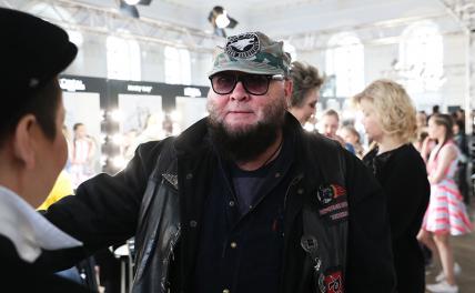 На фото: сын модельера В.Зайцева дизайнер Егор Зайцев
