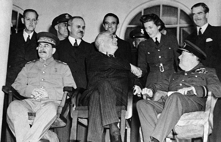 На фото: маршал Советского Союза Иосиф Сталин, президент США Франклин Рузвельт, премьер-министр Великобритании Уинстон Черчилль на Тегеранской конференции, 1943 год