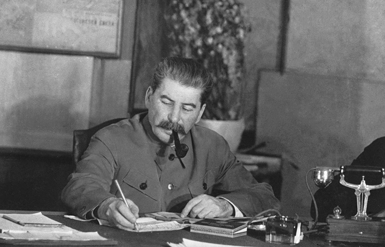 На фото: маршал Советского Союза Иосиф Сталин