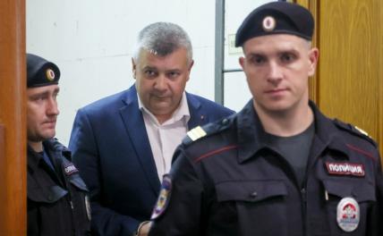 На фото: генерал-майор полиции Алексей Семенов (в центре) в Басманном суде Москвы