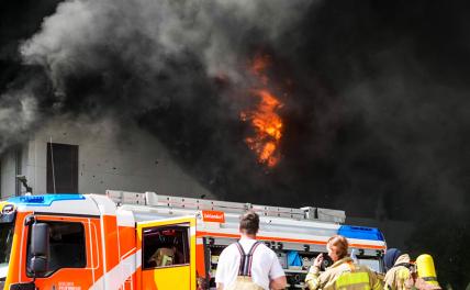 На фото: пожар на заводе гальванических покрытий Diehl