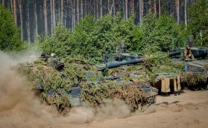 На фото: солдаты Бундесвера на самоходной артиллерийской установке Panzerhaubitze 2000