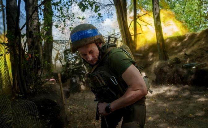 На фото: украинский военный в Харьковской области