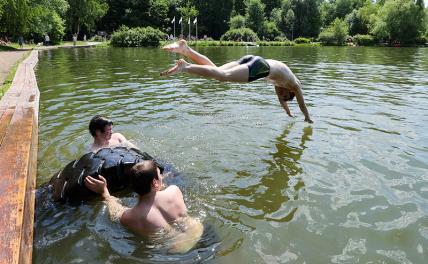 Врач рассказала, как долго можно купаться в водоемах