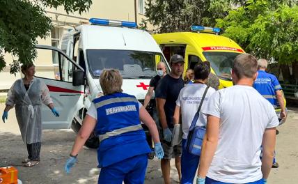 На фото: люди у автомобилей скорой помощи и реанимации в Севастополе