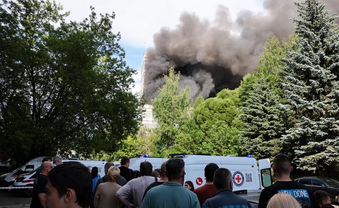 На фото: дым от пожара на территории промышленной зоны в административном здании НИИ "Платан"