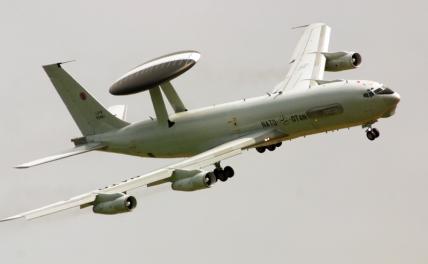 На фото: самолет дальнего радиолокационного обнаружения Boeing E-3A Sentry