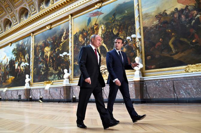 На фото (слева направо): президент России Владимир Путин и президент Франции Эммануэль Макрон