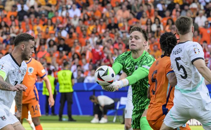 На фото: игроки футбольных команд Австрии и Нидерландов в третьем туре группового этапа чемпионата Европы