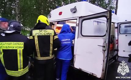 На фото: эвакуация пассажиров, пострадавших в результате схода с рельсов вагонов поезда Воркута — Новороссийск.