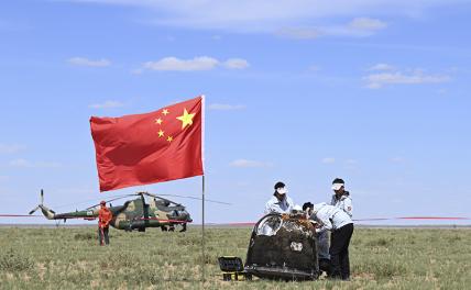 На фото: китайский зонд "Чанъэ-6" вернулся на Землю с образцами грунта с обратной стороны Луны