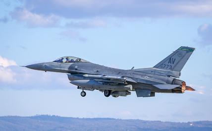 На фото: истребитель F-16