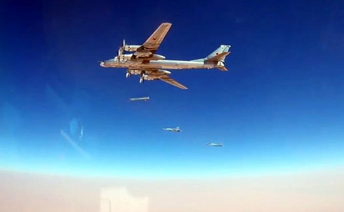 На фото: модернизированный стратегический ракетоносец-бомбардировщик Ту-95МСМ Дальней авиации Воздушно-космических сил России наносит удары крылатыми ракетами воздушного базирования (КРВБ) Х-101