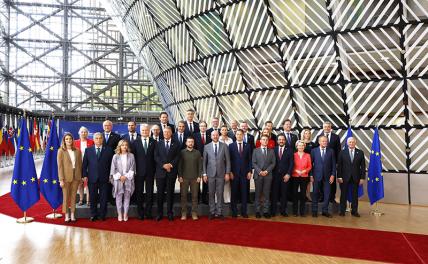На фото: участники во время групповой фотосессии на заседании Европейского совета.