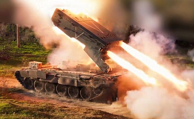 На фото: боевая работа расчетов тяжелых огнеметных систем ТОС-1А "Солнцепек"