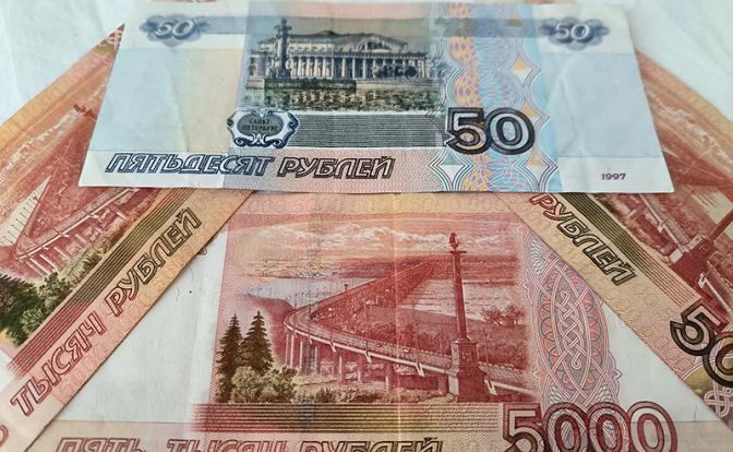 Качели курса доллара: эксперт назвала фактор резкого укрепления рубля