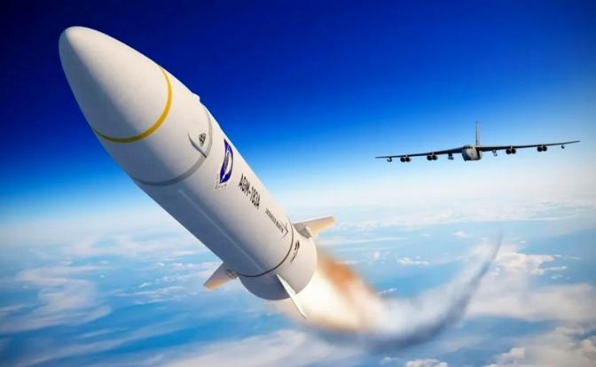 На фото: после запуска боевой гиперзвуковой ракеты AGM-183A Air-Launched Rapid Response Weapon (ARRW) с бомбардировщика B-52H,