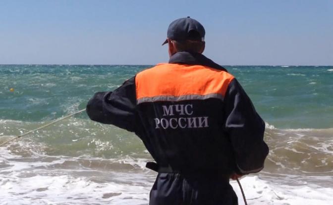 Туристы в Анапе убежали с пляжей из-за авиационной опасности