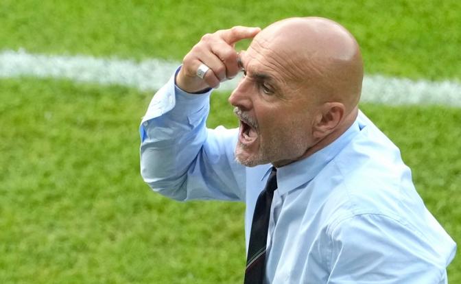 На фото: главный тренер сборной Италии Лучано Спаллетти реагирует на матч шестнадцатого тура между Швейцарией и Италией на футбольном турнире Евро-2024 в Берлине, Германия, в субботу, 29 июня 2024 года.