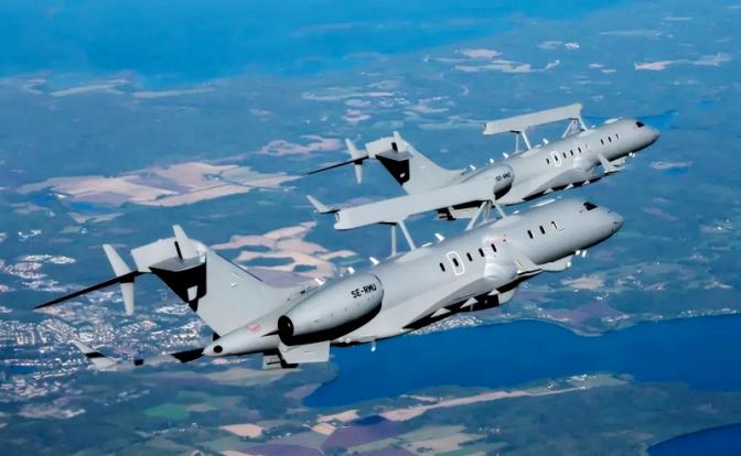 На фото: шведские Saab AEW&C имеют 10-метровую радиолокационную антенну Erieye расширенного диапазона, которая является основным датчиком.
