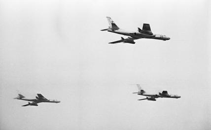На фото: дальние бомбардировщики Ту-16
