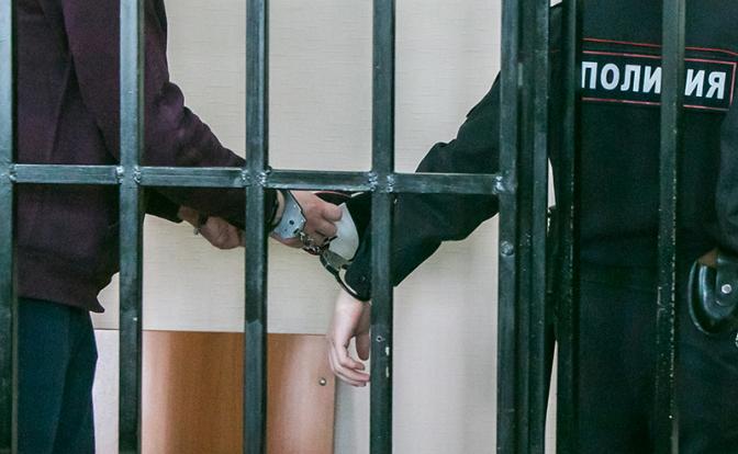 Сжёгшего российский флаг мужчину отправили в колонию на 10 лет
