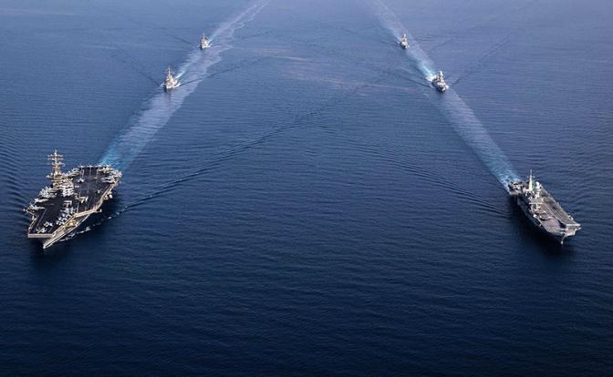 На фото: авианосец класса "Нимиц" USS Dwight D. Eisenhower