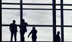 Выезжающих за границу без согласования депутатов и сенаторов начнут лишать полномочий