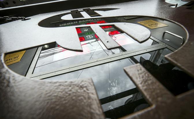 Рубль свое уронит: эксперт сделал прогноз курса доллара