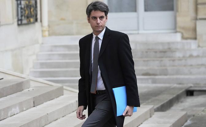 На фото: премьер-министр Франции Габриэль Атталь