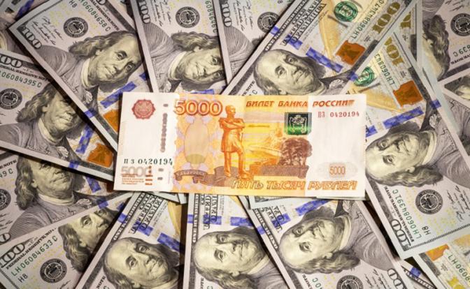 Рубль слишком дорогой для властей: эксперт сделал прогноз курса доллара