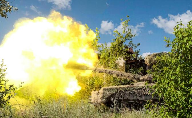 На фото: боевая работа экипажа танка Т-80 в зоне СВО
