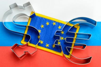 Эксперт сказал, почему июньские санкции опустили курс доллара к рублю