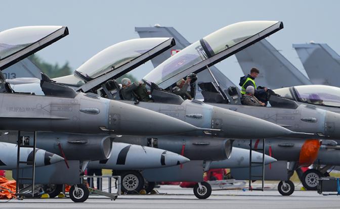 На фото: истребители F-16