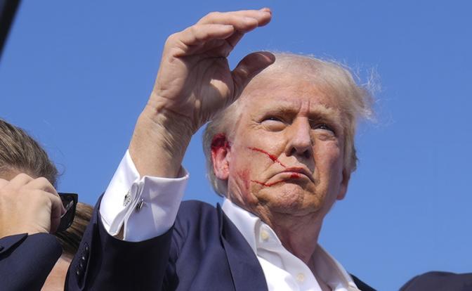 На фото: экс-президент США Дональд Трамп после покушения