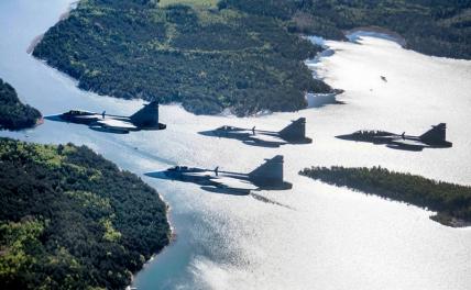 На фото: истребители Jas 39 Gripens Вооруженных сил Швеции