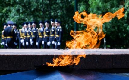 Для выросших на "Сволочах" и "Штрафбате" жарить сосиски на Вечном огне - нормально. А чё такого?