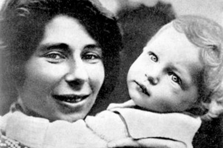 На фото: Рут Вернер с сыном, начало 1930-х годов.