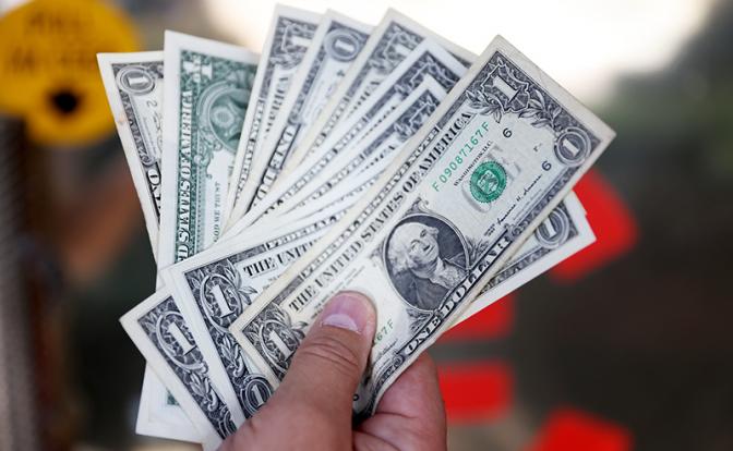 Эксперт дал совет, как покупать доллары к отпуску