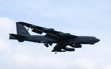 На фото: бомбардировщик B-52H