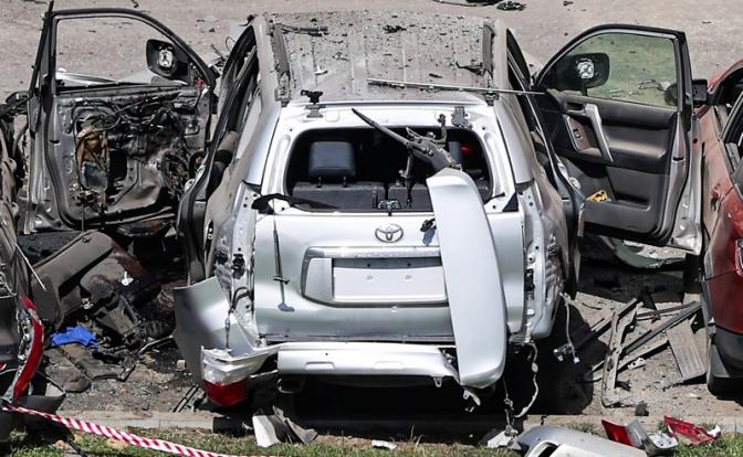 На фото: взорвавшийся автомобиль на Синявинской улице. Утром 24 июля в припаркованном автомобиле Toyota Land Cruiser произошел взрыв.