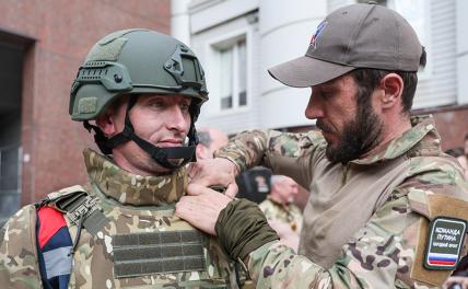 И под толстой броней ты не ведаешь ран. Иван Тёркин примеряет «плитник»