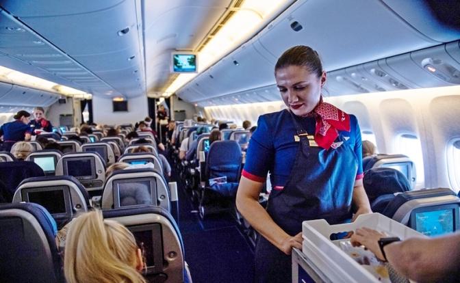 Диетолог заявил о вредных для пассажира самолета продуктах