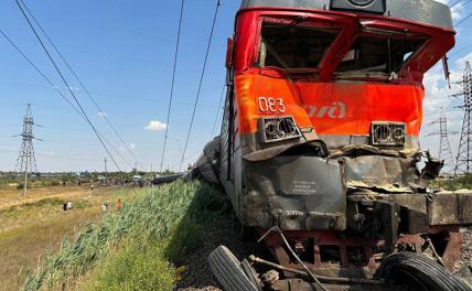 Поезд с людьми сошел с рельсов после столкновения с КАМАЗом под Волгоградом