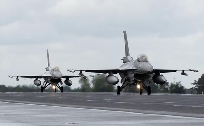 На фото: истребители F-16 Fighting Falcon