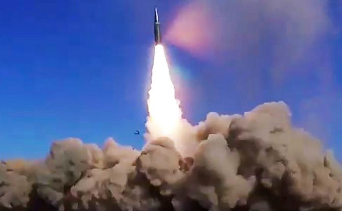 На фото: пуск ракеты оперативно-тактического ракетного комплекса (ОТРК) "Искандер-М"