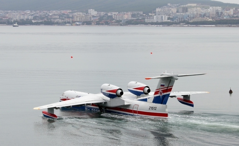 На фото: российский самолет-амфибия Бе-200 ЧС во время забора воды.