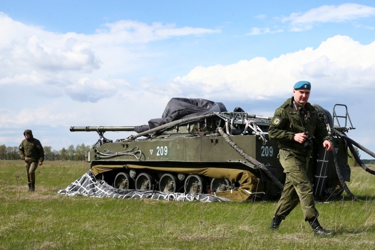 На фото: расшвартовка боевой машины десанта БДМ-4М после десантирования парашютным способом из самолета военно-транспортной авиации Ил-76 с высоты около 800 метров.