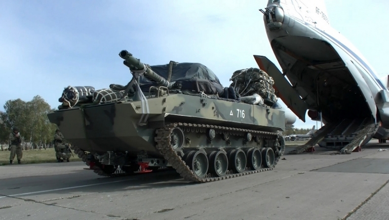 На фото: погрузка боевых машин десанта БМД-4М в самолеты Ил-76 ВТА.