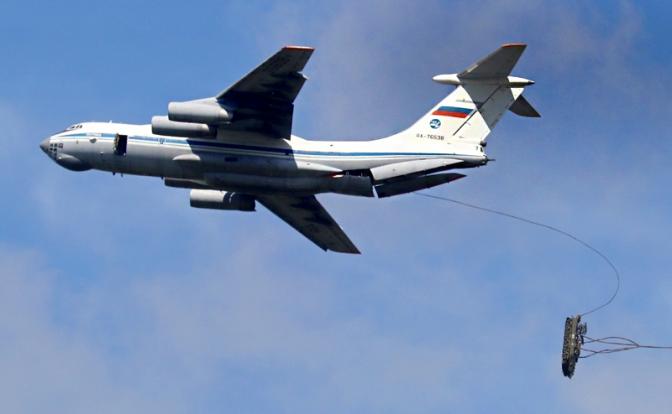 На фото: самолет Ил-76МД во время десантирования военной техники.